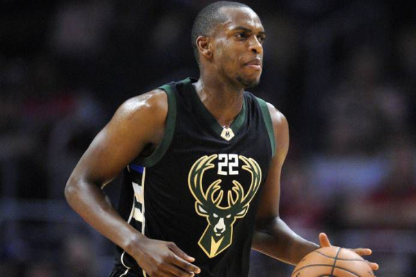 后防球员尤 后防球员尤